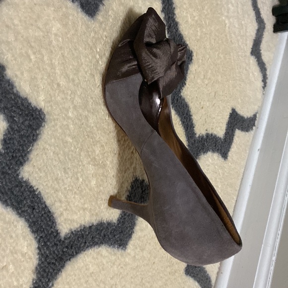 Badgley Mischika heels with round toe and bow detail. - Picture 2 of 3